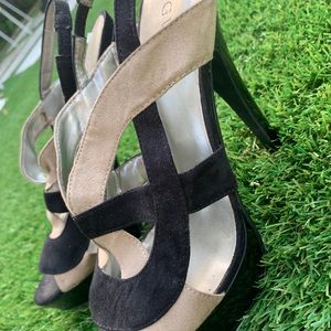 Guess beige & black heels